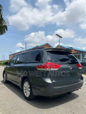 Toyota Sienna XLE 7-Passenger 4dr Minivan AWD (3.5L 6cyl 6A) 2014 Green