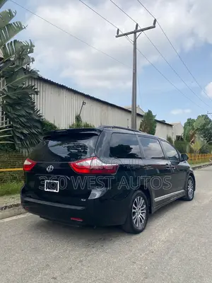 Toyota Sienna XLE (3.5L 6cyl 8A) 2018 Black