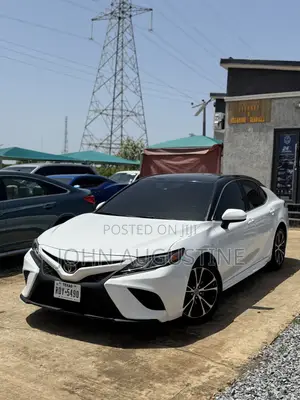 Toyota Camry SE (2.5L 4cyl 8A) 2019 White