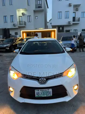 Toyota Corolla L 4dr Sedan (1.8L 4cyl 6M) 2015 White
