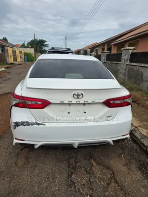 Toyota Camry SE (2.5L 4cyl 8A) 2019 White