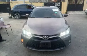 Toyota Camry SE w/Special Edition Pkg (2.5L 4cyl 6A) 2016 Ivory