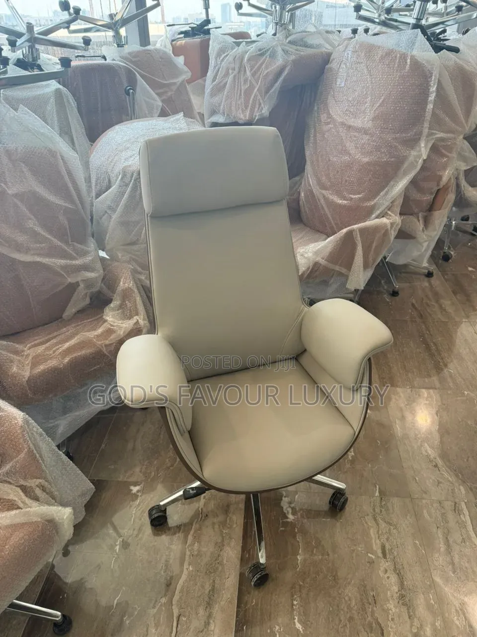 Executive Office Swivel Leather Chair.