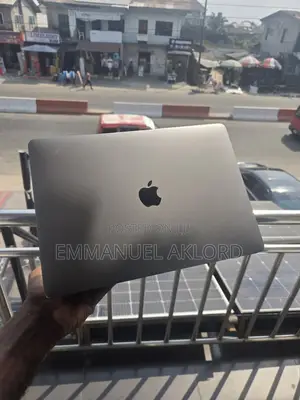 Laptop Apple MacBook Pro 2022 M2 8GB Apple M2 SSD 256GB