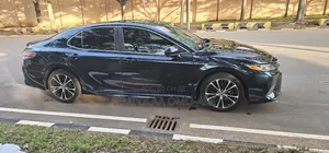 Toyota Camry SE FWD (2.5L 4cyl 8AM) 2018 Blue
