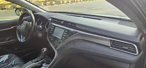 Toyota Camry SE FWD (2.5L 4cyl 8AM) 2018 Blue