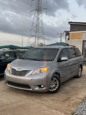 Toyota Sienna XLE 8 Passenger (3.5L 6cyl 6A) 2016 Silver