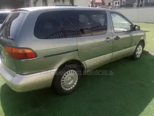 Toyota Sienna 1999 Green