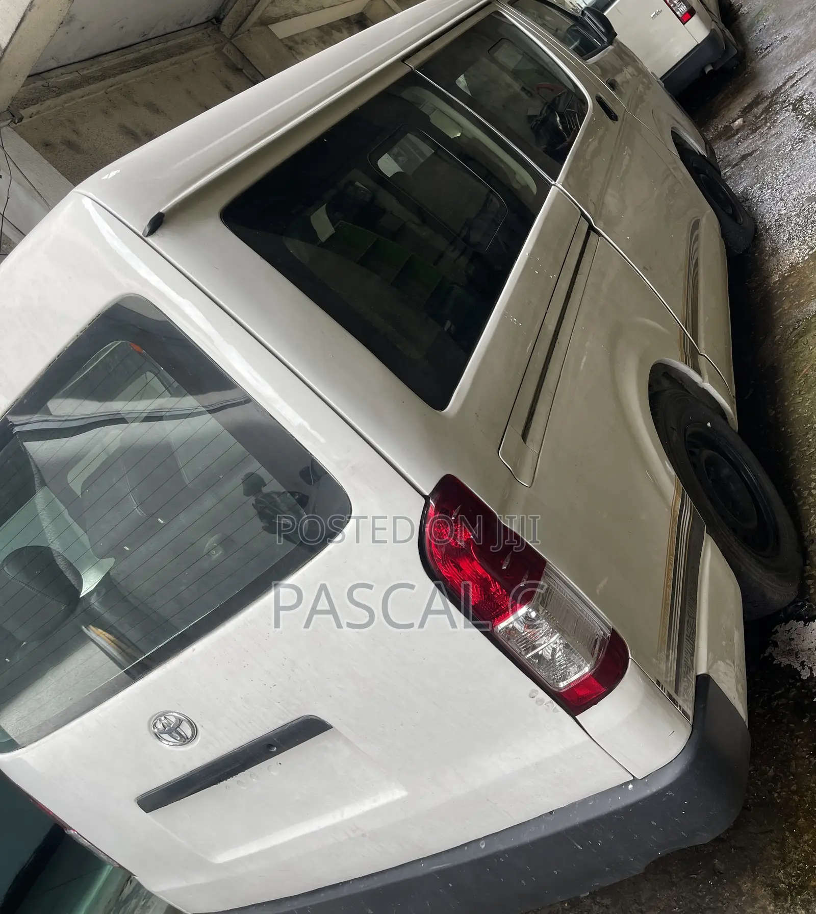 Toyota HiAce 2010 White