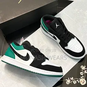 Sb Dunk Nike Green and White 40-47 Available
