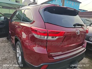 Toyota Highlander SE 4x2 V6 (3.5L 6cyl 8A) 2017 Red