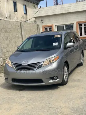 Toyota Sienna XLE 7 Passenger Mobility 2012 Silver