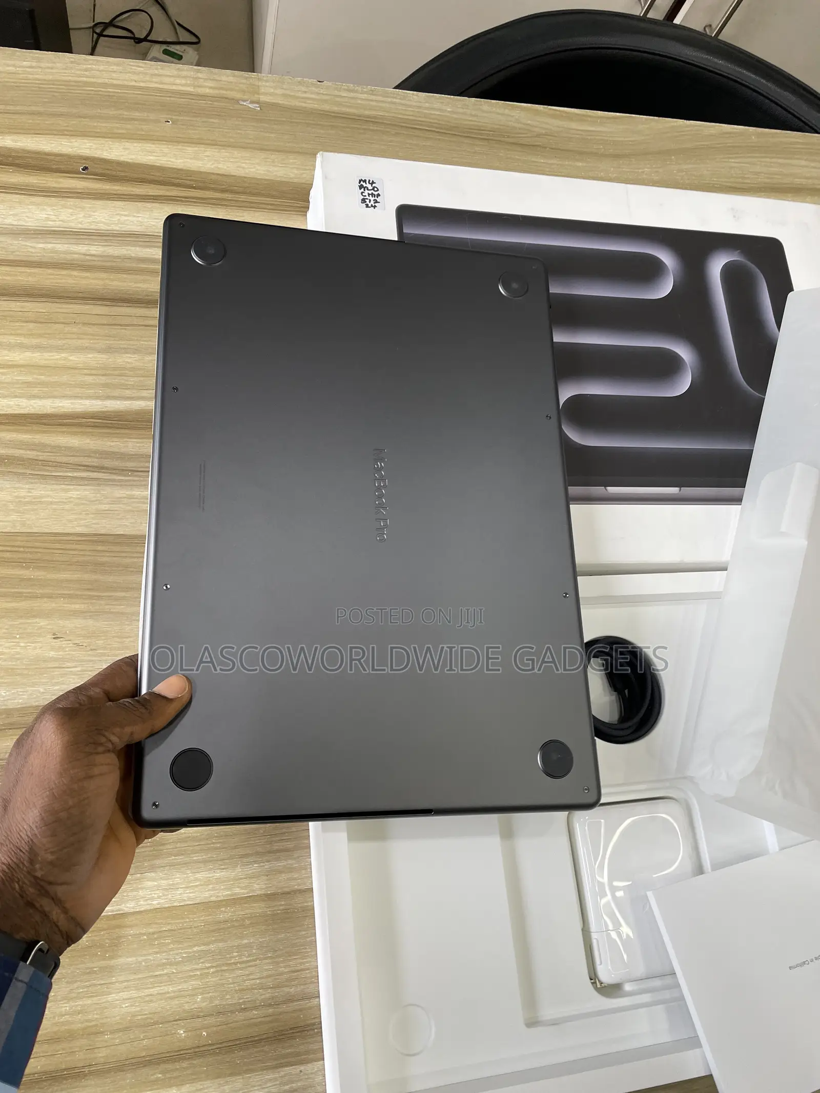 New Apple MacBook Pro 2024 M4 Pro 24GB Qualcomm Snapdragon X Elite SSD