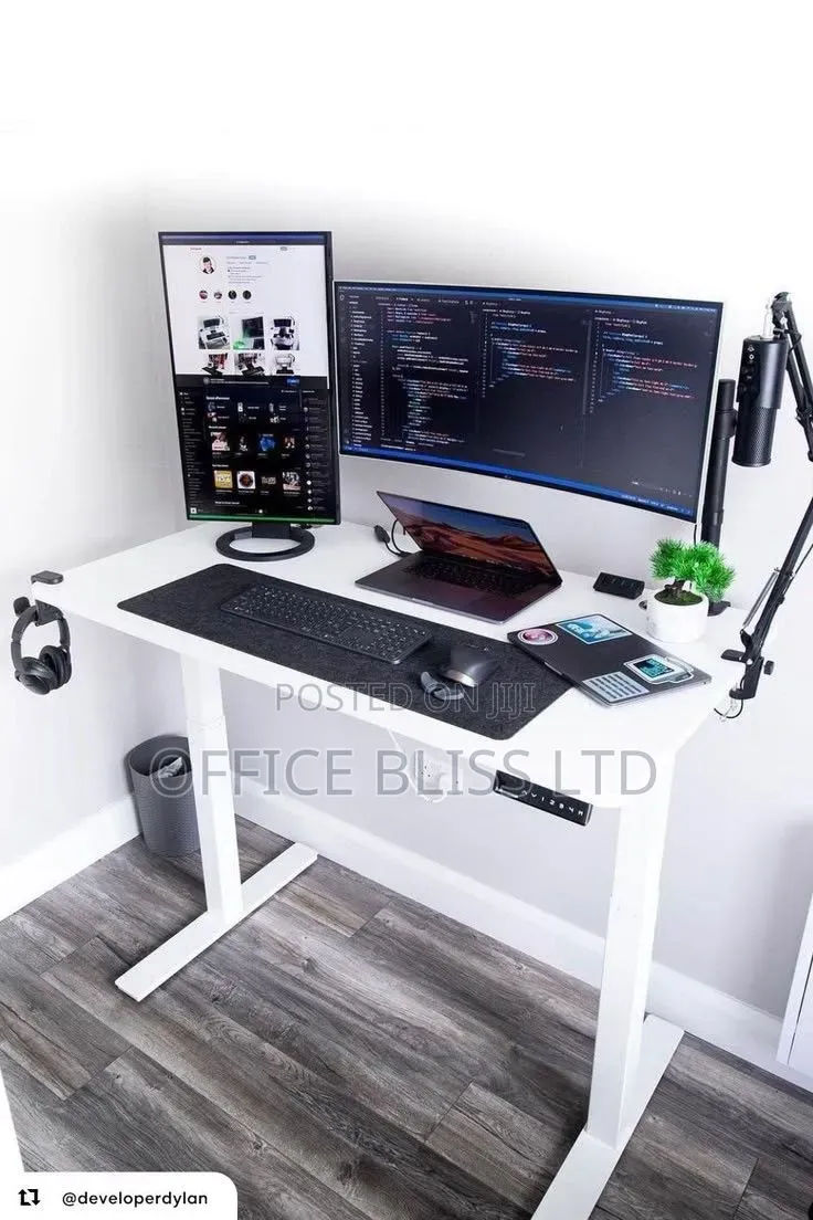 Eletric Adjustable Height Table + Black Mouse Pad