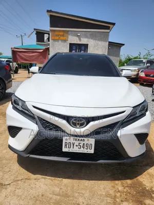 Toyota Camry SE (2.5L 4cyl 8A) 2019 White