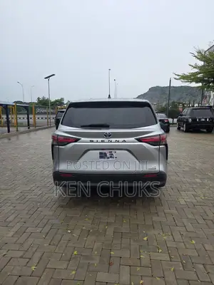 Toyota Sienna 2022 Silver