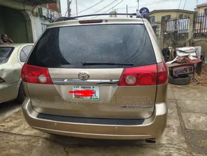 Toyota Sienna XLE 2007 Gold