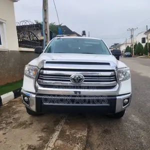 Toyota Tundra TRD Pro 5.7L V8 4x4 CrewMax 5.6 ft. box 145.7 in. WB 2017
