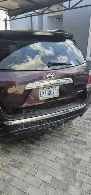 Toyota Highlander SE 2011 Burgundy