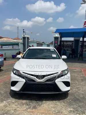 Toyota Camry SE FWD (2.5L 4cyl 8AM) 2018 Black