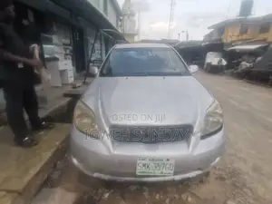 Toyota Matrix Hatchback FWD (1.8L 4cyl 5M) 2006 Gray