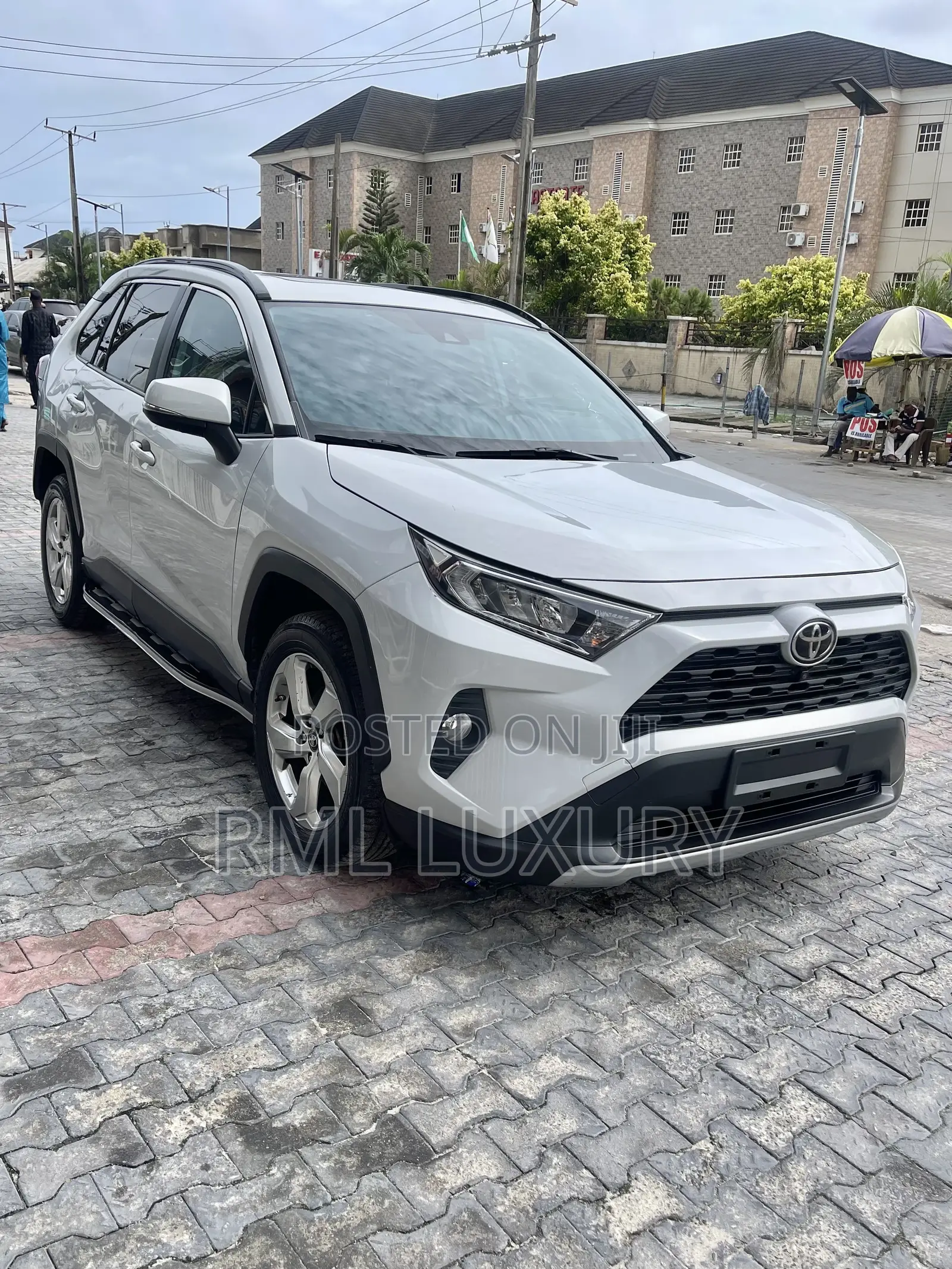 Toyota RAV4 XLE 2021 Gray