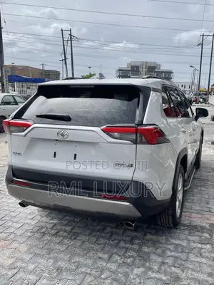 Toyota RAV4 XLE 2021 Gray