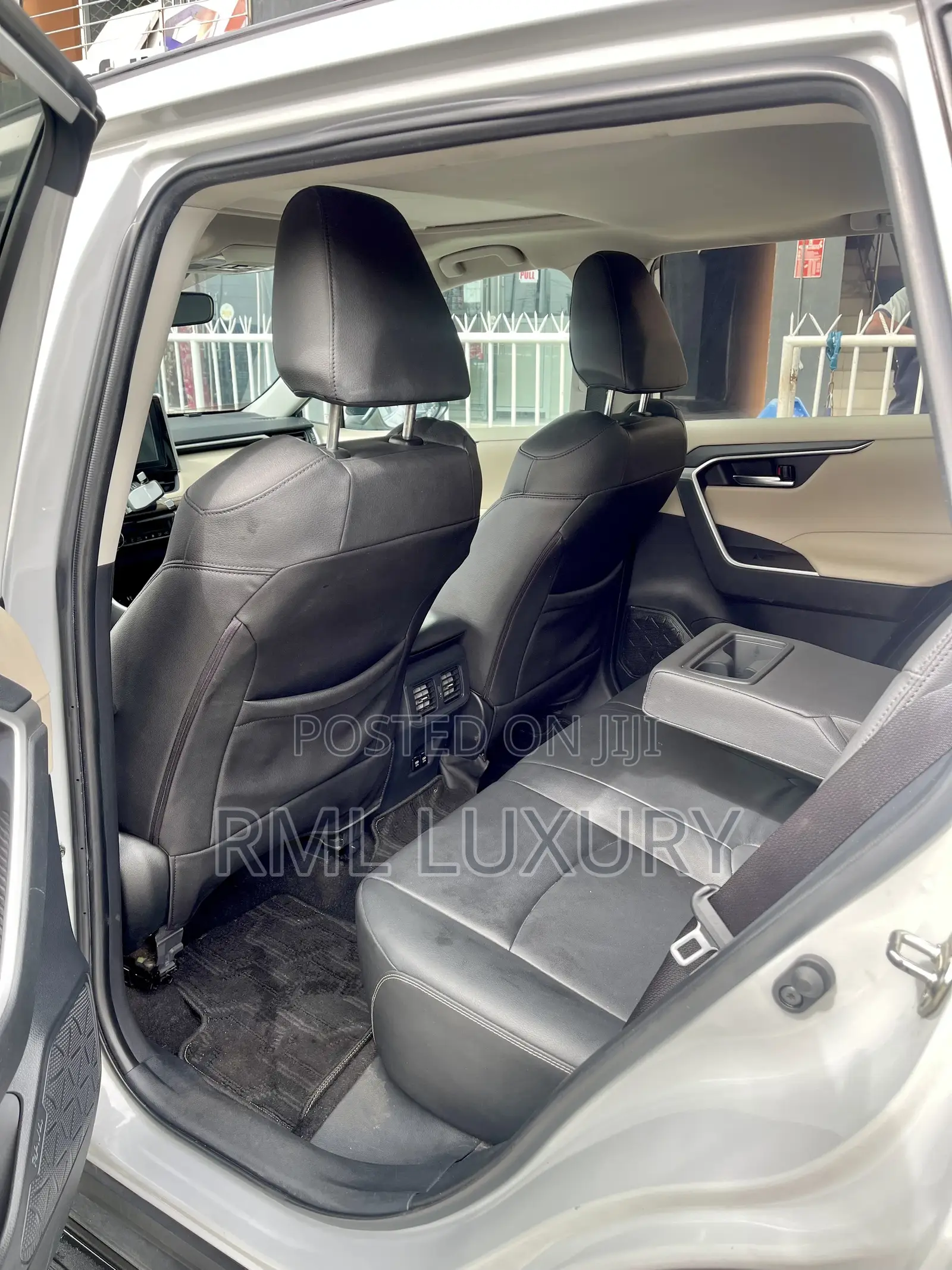 Toyota RAV4 XLE 2021 Gray