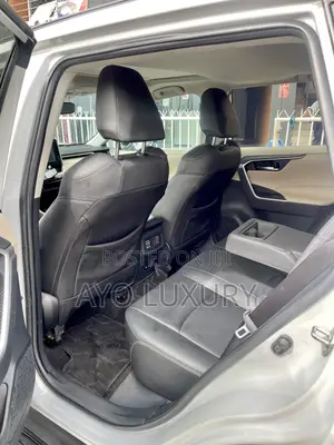 Toyota RAV4 XLE 2021 Gray