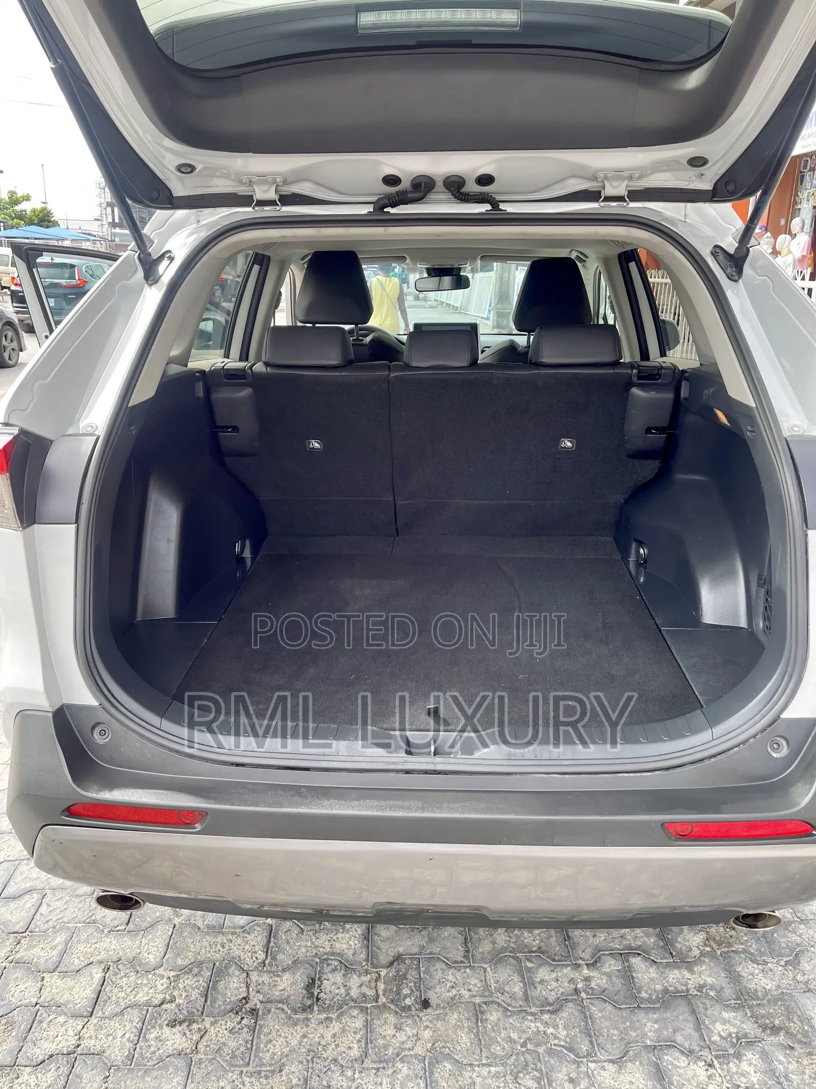Toyota RAV4 XLE 2021 Gray