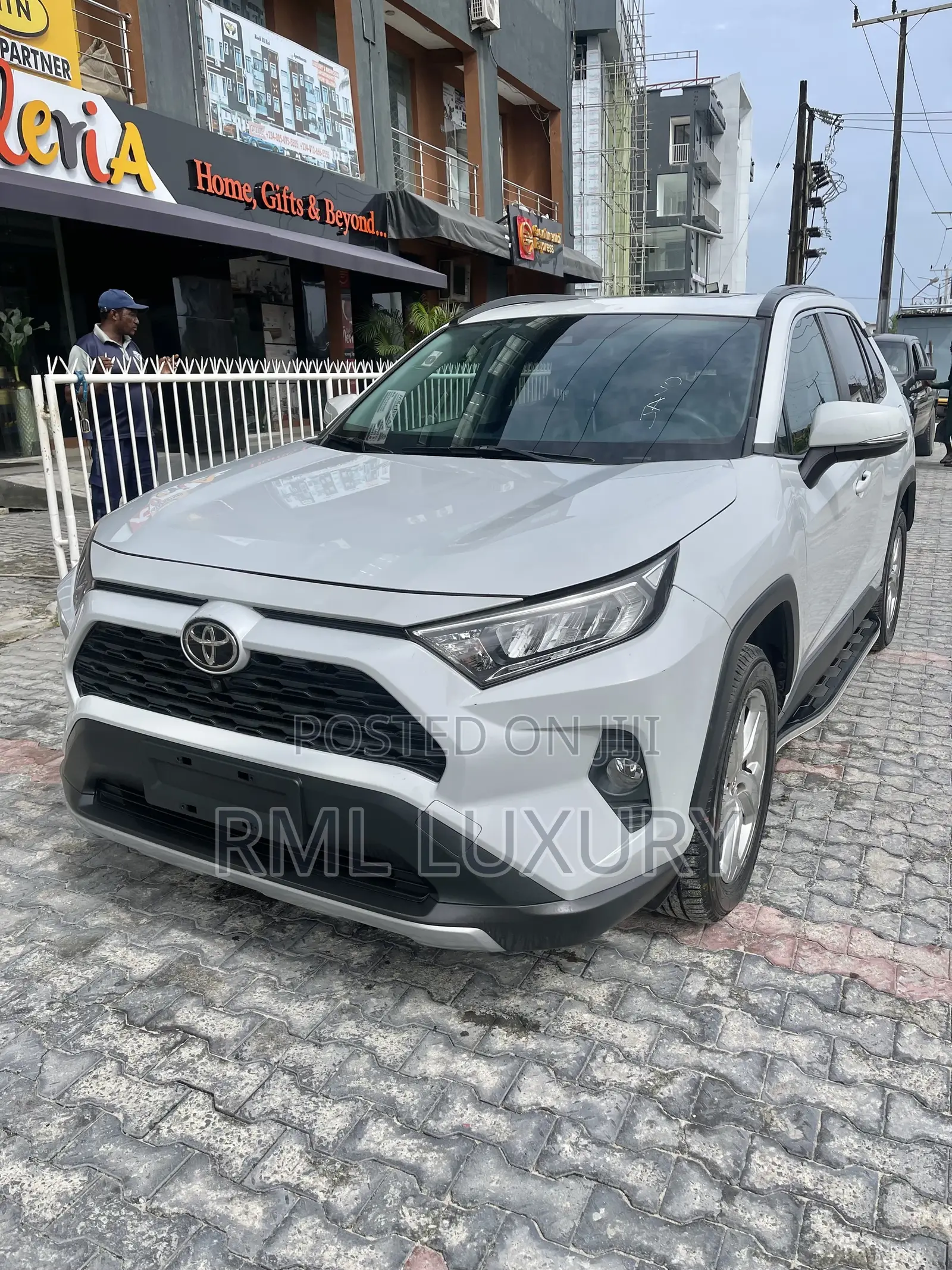 Toyota RAV4 XLE 2021 Gray