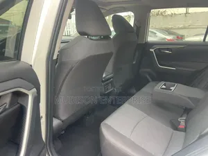 Toyota RAV4 XLE Premium FWD 2024 White