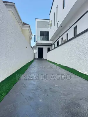 5bdrm Duplex in Chevron for rent