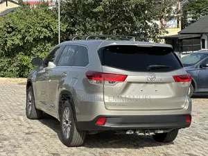 Toyota Highlander LE 4dr SUV (3.5L 6cyl 6A) 2015 Gold
