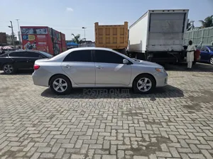 Toyota Corolla LE 4dr Sedan (1.8L 4cyl 4A) 2013 Silver