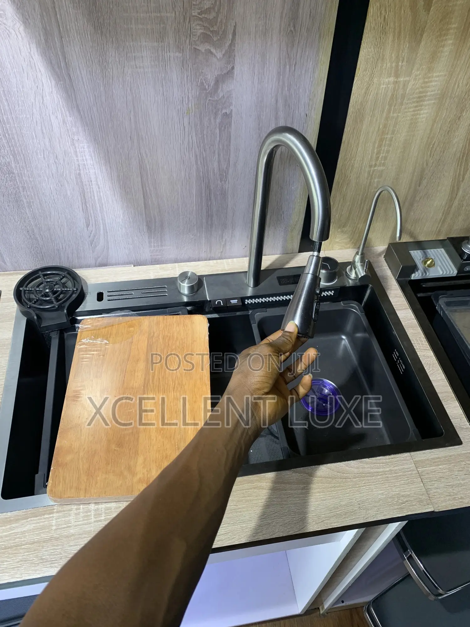 Smart Kitchen Sink With 2 Control Buttons
