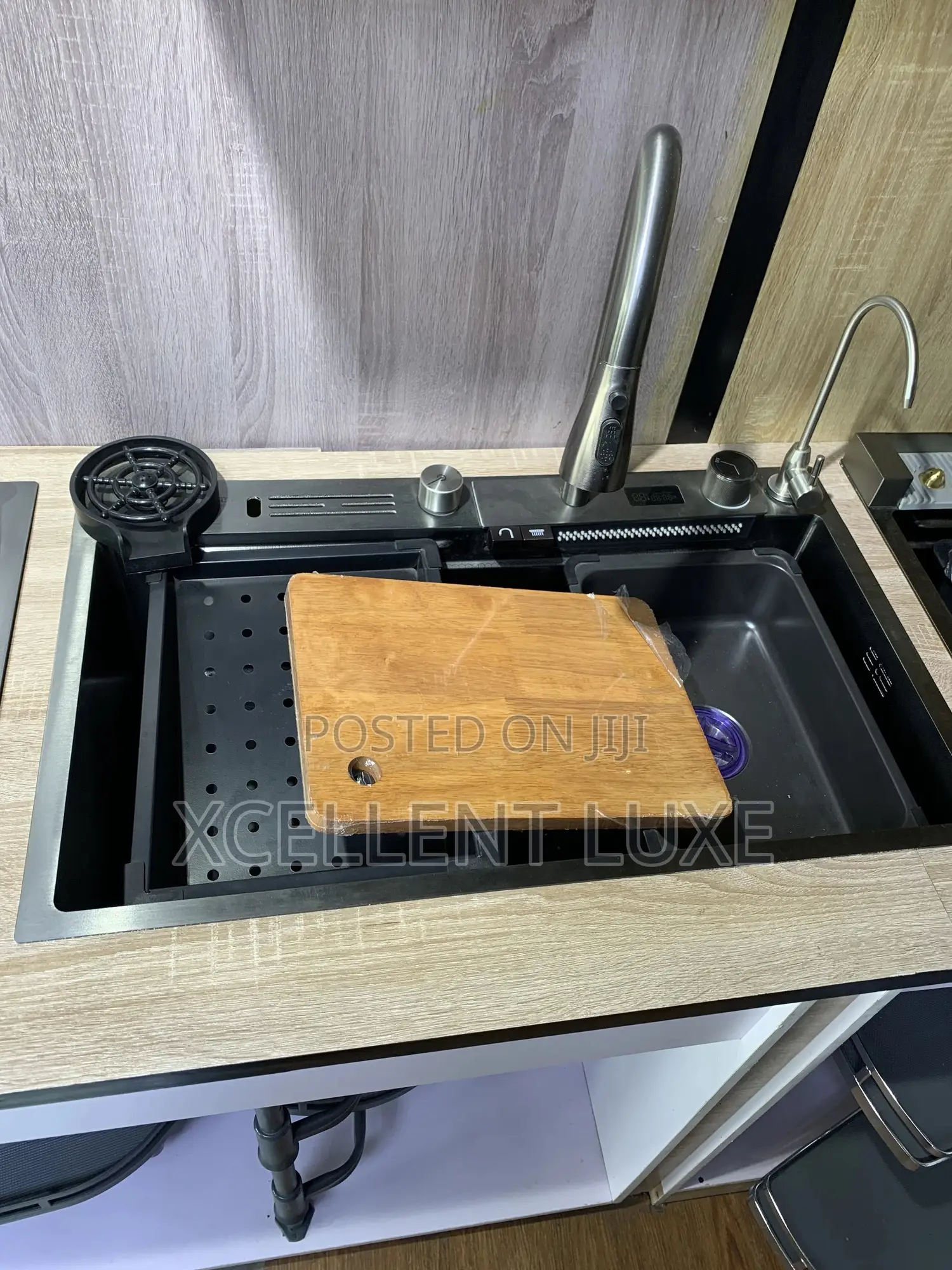Smart Kitchen Sink With 2 Control Buttons