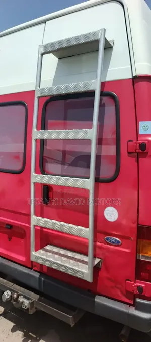 Ford Transit 2000 Red