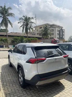 Toyota RAV4 2021 White