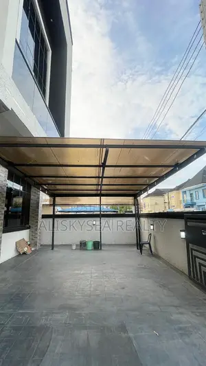 5bdrm House in Lekki Phase 2 for sale