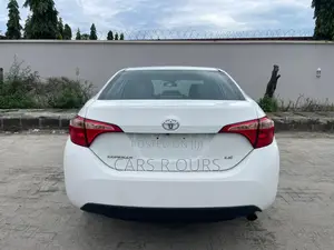 Toyota Corolla LE (1.8L 4cyl 2A) 2018 White
