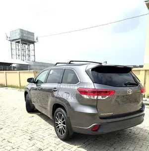 Toyota Highlander SE 4x4 V6 (3.5L 6cyl 8A) 2018 Gray