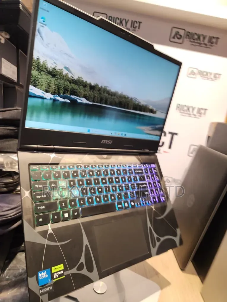 Laptop MSI Cyborg 15 16GB Intel Core Ultra 7 SSD 512GB