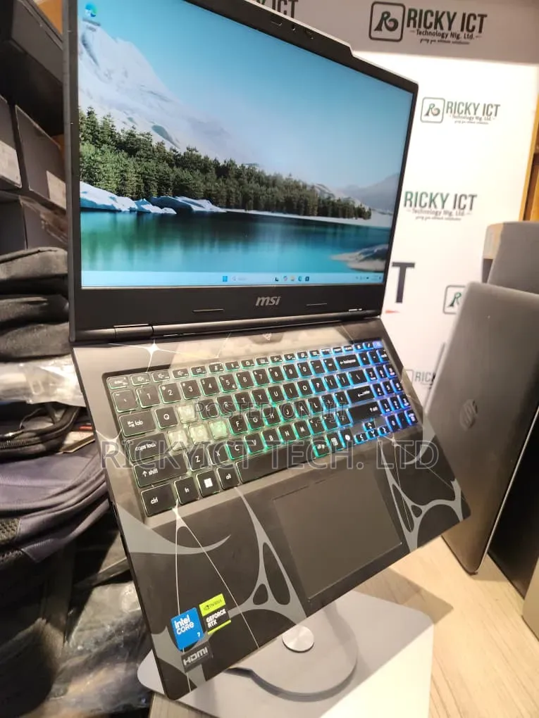 Laptop MSI Cyborg 15 16GB Intel Core Ultra 7 SSD 512GB