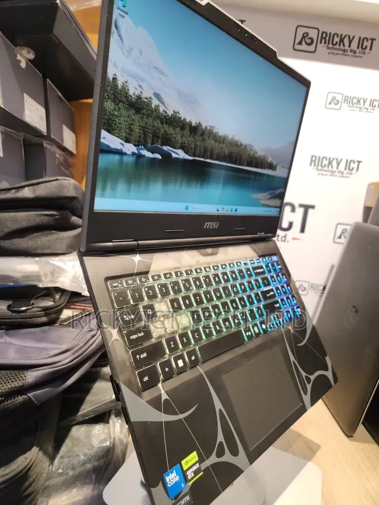 Laptop MSI Cyborg 15 16GB Intel Core Ultra 7 SSD 512GB