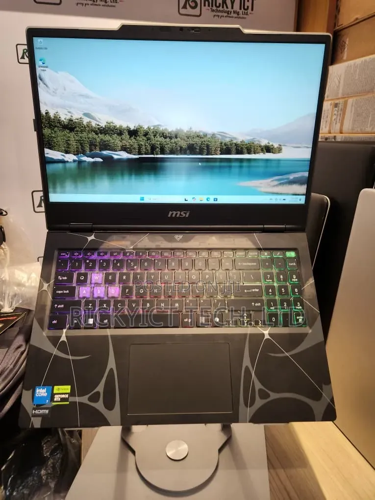Laptop MSI Cyborg 15 16GB Intel Core Ultra 7 SSD 512GB