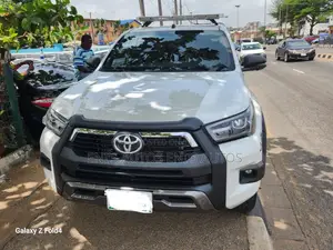 Toyota Hilux 2025 White