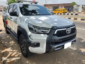 Toyota Hilux 2025 White