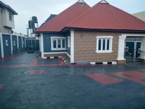 3bdrm Block of Flats in Estate, Oluyole for rent