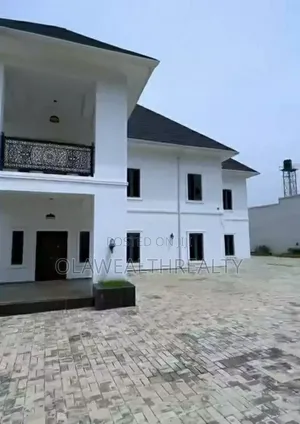 8bdrm Mansion in Admiralty Estate, Asokoro for sale